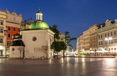 Gün doğuşunda fenerler ışığında eski pazar meydanının görünümü. Krakow. Polonya.