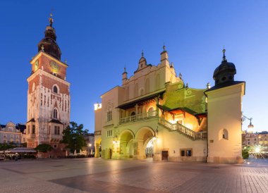 Gün doğuşunda fenerler ışığında eski pazar meydanının görünümü. Krakow. Polonya.
