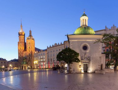 St. Marys Kilisesi pazar meydanında, gece aydınlığında. Krakow. Polonya.