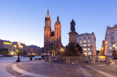 St. Marys Kilisesi pazar meydanında, gece aydınlığında. Krakow. Polonya.