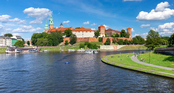 阳光灿烂的日子里 古城的建筑和塔楼在河岸的城墙后面 克拉科夫 — 图库照片