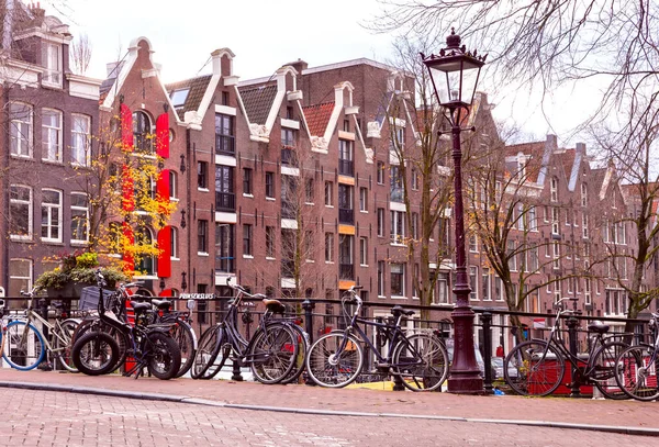 Malowniczy Widok Nabrzeże Miasta Fasady Średniowiecznych Baśniowych Domów Amsterdam Niderlandy — Zdjęcie stockowe