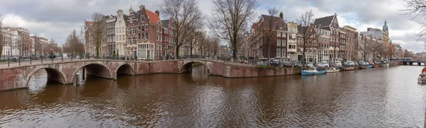 Panoramisch Uitzicht Stadsdijk Gevels Van Middeleeuwse Sprookjeshuizen Amsterdam Nederland — Stockfoto