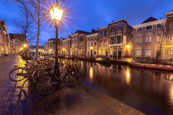 Een Pittoresk Uitzicht Stad Dijk Oude Gevels Van Huizen Bij — Stockfoto