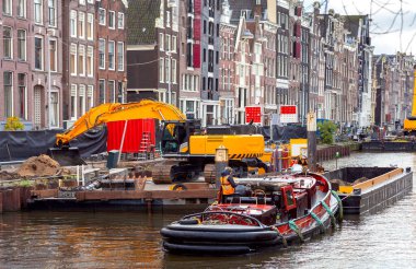 Kanal boyunca yer alan geleneksel ortaçağ evlerinin arka planına karşı eski setin yenilenmesi. Amsterdam mı? Hollanda.