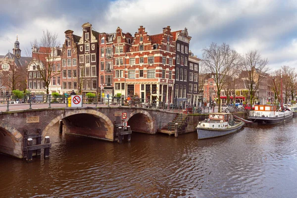 Pittoresk Uitzicht Stadsdijk Gevels Van Middeleeuwse Sprookjeshuizen Amsterdam Nederland — Stockfoto