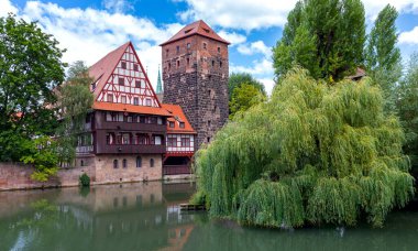 Güneşli bir günde şehrin tarihi kısmında eski ortaçağ binaları. Nuremberg. Bavyera 'da. Almanya.
