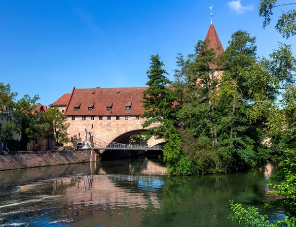 Antiguo Puente Piedra Parte Histórica Ciudad Día Soleado Nuremberg Baviera —  Fotos de Stock