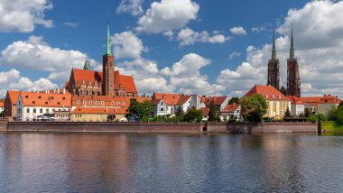 Güneşli bir günde Tumsky Adası 'ndaki eski kasabanın binaları ve kuleleri. Yılan pençesi. Polonya.