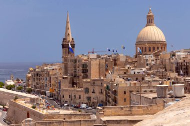 Gün batımında Valletta'nın tarihi kısmında ki Our Lady Bazilikası ve çan kulesi. Malta.