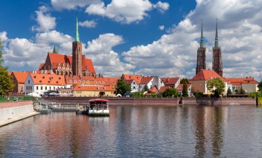 Güneşli bir günde Tumsky Adası 'ndaki eski kasabanın binaları ve kuleleri. Yılan pençesi. Polonya.