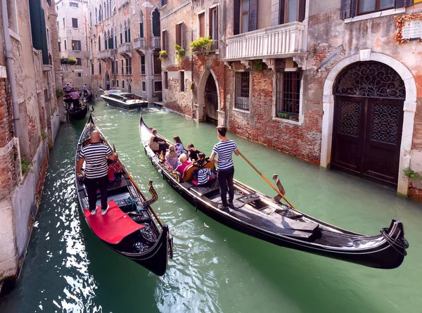 イタリア ヴェネツィア 2019年9月28日 伝統的なゴンドラでヴェネツィアの運河沿いの観光ツアー — ストック写真