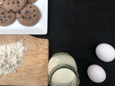 Çikolata şismalı sanatsal kurabiyeler eklendi.