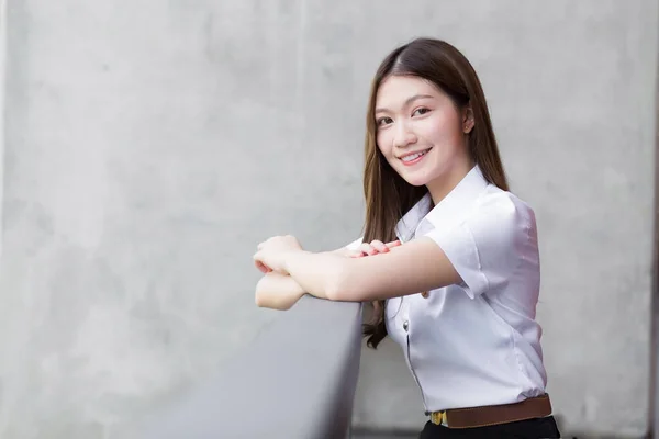 Ritratto Uno Studente Thailandese Adulto Uniforme Universitaria Asiatico Bella Ragazza — Foto Stock