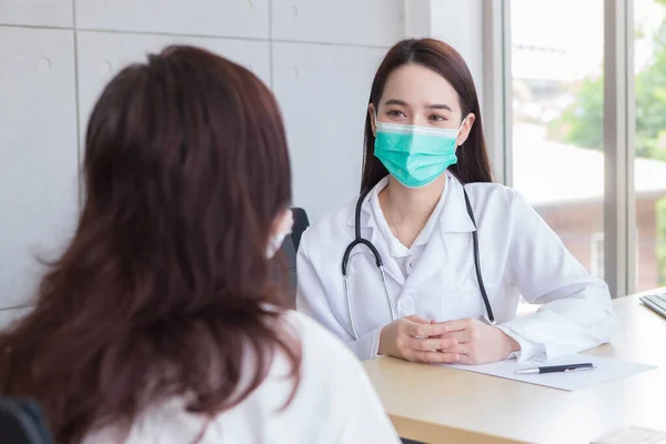 Asiática Profesional Médico Mujer Examina Atentamente Con Una Anciana Paciente — Foto de Stock