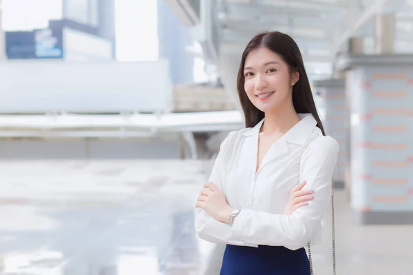 Asiática Mulher Trabalhadora Confiante Que Tem Cabelo Longo Com Uma — Fotografia de Stock