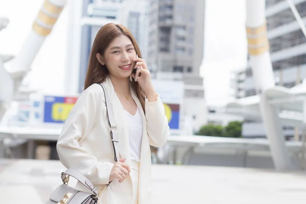 Young Asian Business Woman White Suit Smiles Holds Talk Smartphone — Stock Photo, Image