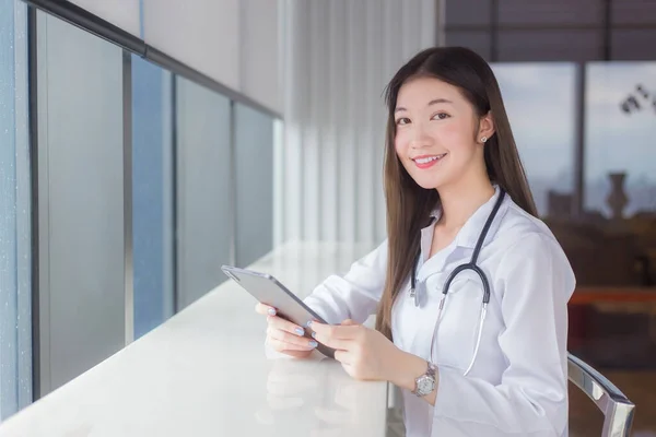 Asiatische Ärztin Weißen Arztkittel Sitzt Auf Einem Stuhl Einer Krankenhausbibliothek — Stockfoto