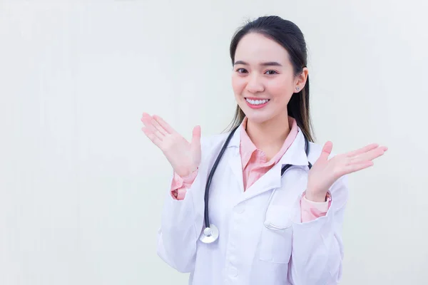 Mulher Asiática Jovem Bonita Sorrindo Alegremente Gestos Vestido Médico Branco — Fotografia de Stock
