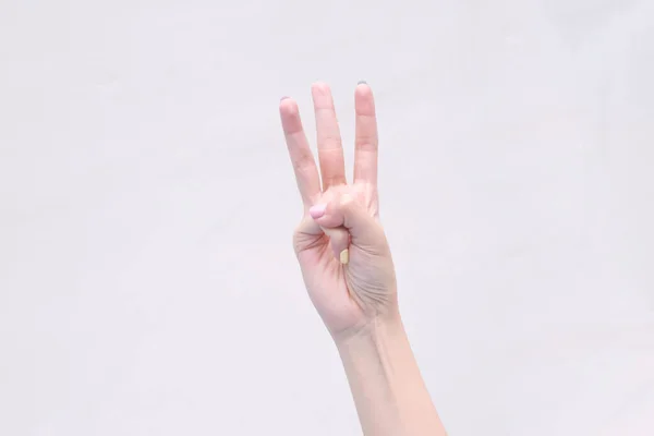 Main Jeune Femme Montre Trois Doigts Sur Fond Blanc Isolé — Photo