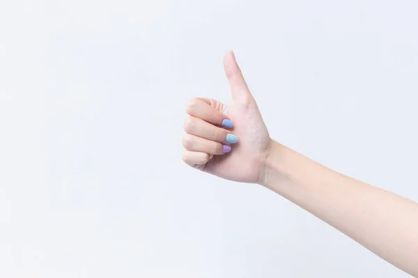 美女子的手在修指甲的概念中将心形符号表现为大拇指向上的标志 — 图库照片
