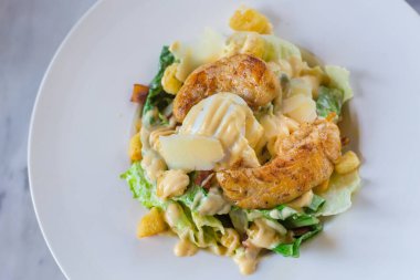 Taze yeşil sebzeli Sezar salatası ızgara beyaz yumurta ve çıtır ekmekle karıştırılır. Sağlıklı bir yiyecek konsepti..