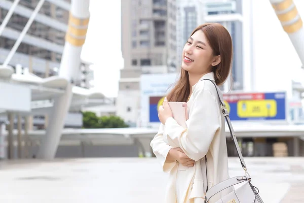 Joven Mujer Negocios Asiática Trabajando Traje Blanco Sonrisa Buen Humor —  Fotos de Stock