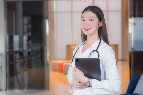 Jovem Asiática Profissional Mulher Médico Jaleco Branco Detém Tablet Sua — Fotografia de Stock