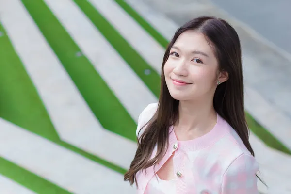 Joven Mujer Hermosa Asiática Abrigo Rayas Rosa Blanca Está Aire —  Fotos de Stock