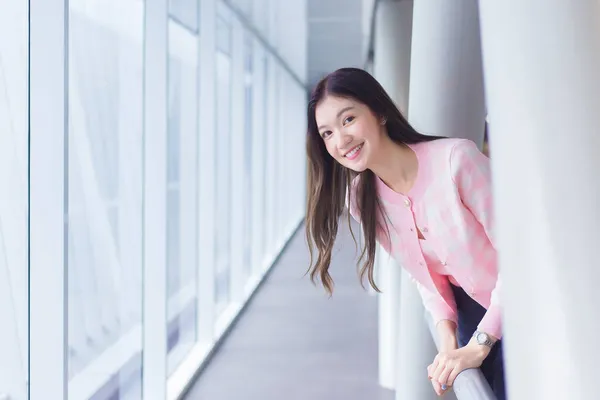 Güzel Genç Asyalı Kız Pembe Gömlekli Beyaz Bir Elbise Giyer — Stok fotoğraf