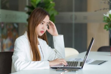 Dizüstü bilgisayarla birlikte çalışan Asyalı iş kadını (İş kadını konsepti.)