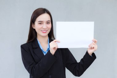Çalışan Asyalı iş kadını bir şey sunmak için düz kağıt (beyaz kağıt) tutuyor.