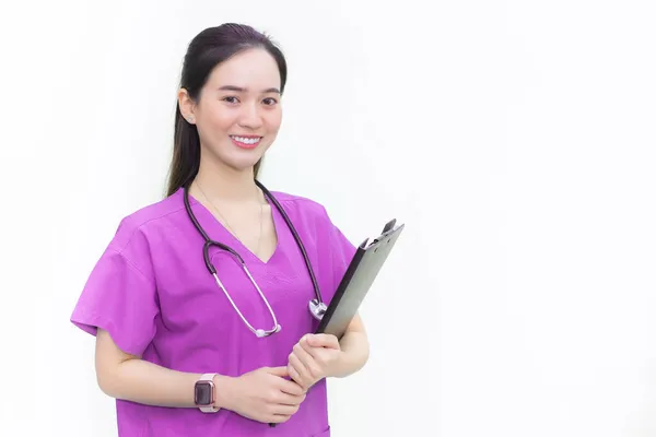 亚洲漂亮的女医生站在那里 穿着粉红色的实验室衬衫 手里拿着病人的文件 微笑着 保健概念 — 图库照片