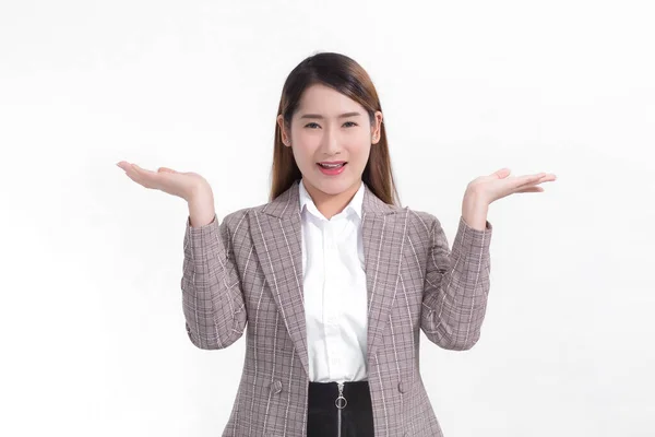 Asiatico Lavoro Donna Sorridente Mostra Suo Mani Presentare Qualcosa Bianco — Foto Stock