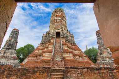 Wat Chaiwatthanaram 'da bulunan yıkılmış tuğlalardan inşa edilen antik bir pagoda, Tayland' ın başkenti Phra Nakhon Si Ayutthaya 'da önemli bir turistik merkezdir.
