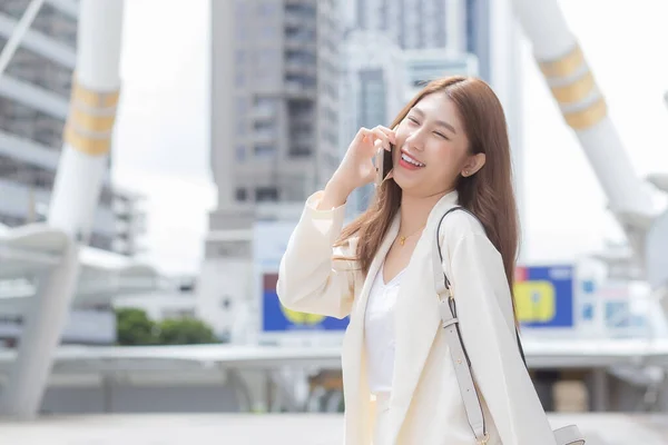 Νεαρή Ασιάτισσα Επιχειρηματίας Λευκό Κοστούμι Χαμογελά Και Κρατά Talk Smartphone — Φωτογραφία Αρχείου