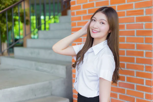 Ázsiai Gyönyörű Fiatal Diák Mosolyog Nézi Kamera Egyetemi Háttérben — Stock Fotó