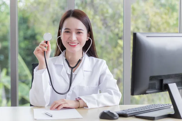 Junge Asiatische Schöne Ärztin Die Medizinischen Mantel Trägt Arbeitet Büro — Stockfoto