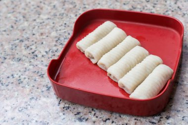 Shabu ya da Sukiyaki restoranında servis edilen kıymalı balıklı böreklerden yapılmış özel balık köfteleri..