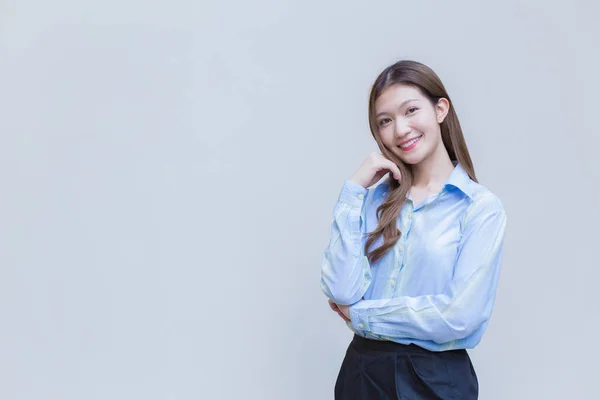 Uzun Saçlı Mavi Kollu Tişört Giyen Asyalı Genç Bir Kadını — Stok fotoğraf
