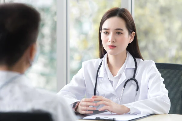 Asian Elderly Man Patient Consults Professional Woman Doctor His Symptom — Stock Photo, Image