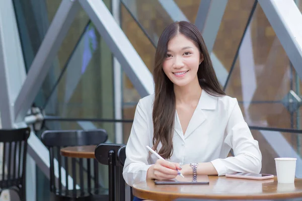 Jovem Mulher Negócios Asiática Que Tem Cabelo Comprido Está Brincando — Fotografia de Stock