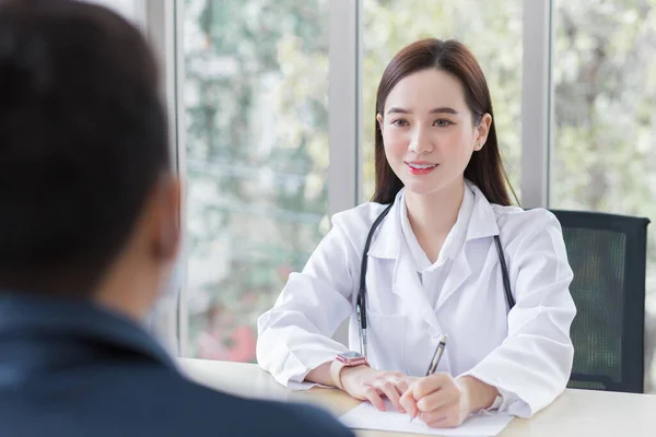 Asiatico Medico Professionista Femminile Che Indossa Cappotto Medico Parla Con — Foto Stock