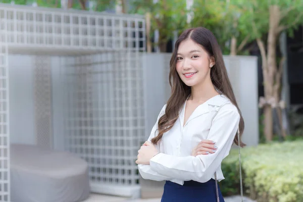 Mujer Negocios Asiática Con Una Camisa Blanca Pie Con Los —  Fotos de Stock