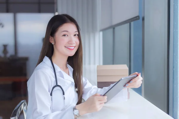 Asian Woman Doctor Dressed White Medical Coat Sits Chair Hospital — Fotografia de Stock