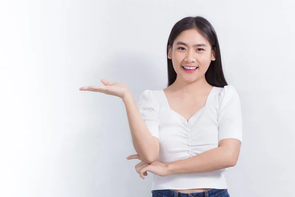 Portret Aziatische Vrouw Lachend Toont Haar Handen Iets Presenteren Witte — Stockfoto