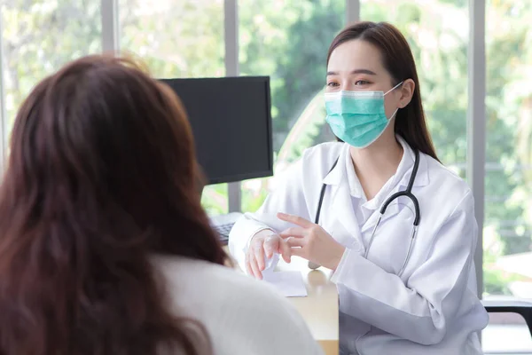 Asian Elderly Woman Patient Checked Health Female Doctor While Both — Foto Stock