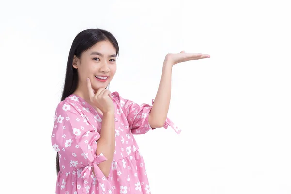 Asiático Hermosa Mujer Con Negro Largo Cabello Rosa Camisa Muestra —  Fotos de Stock