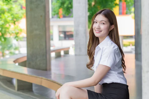 Yetişkin Bir Taylandlı Öğrencinin Üniversite Öğrenci Üniforması Içindeki Portresi Asyalı — Stok fotoğraf