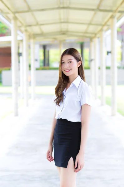 一个穿着大学生制服的泰国成人学生的画像 亚洲漂亮女孩站在大学里开心地笑着 — 图库照片